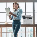 Xerox® B235 Multifonktionsdrucker Frau Büro Xerox® B235 Multifonktionsdrucker Frau Büro
