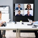 Xerox® B410 Drucker am Arbeitsplatz Personen in einem Besprechungsraum vor dem Drucker Xerox® B410