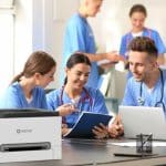 xerox-c300-bürodrucker-galerie1-de Xerox® C300 Bürodrucker in einer Arbeitsumgebung