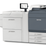 Xerox® Proficio™ PX300 Produktionsdruckmaschine Xerox® Proficio™ PX300 Produktionsdruckmaschine – Seitenansicht und Bildschirm