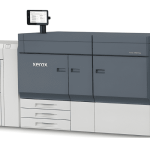 Xerox® Proficio™ PX500 Produktionsdruckmaschine Xerox® Proficio™ PX500 Produktionsdruckmaschine Seitenansicht und Bildschirm